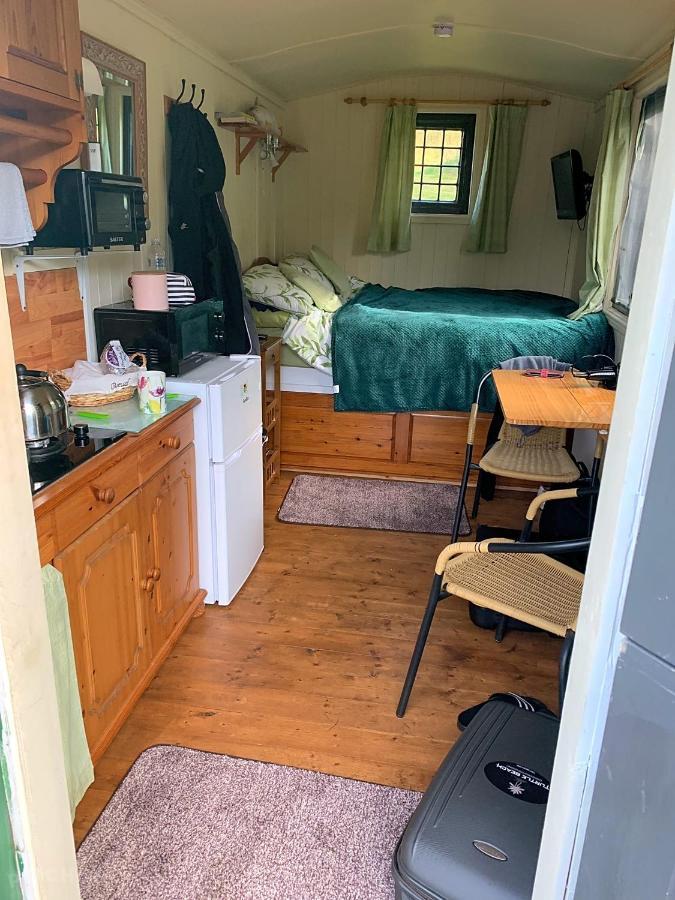אוקפילד Snug & Secluded Lakeside Shepherds Hut 'Carp' מראה חיצוני תמונה