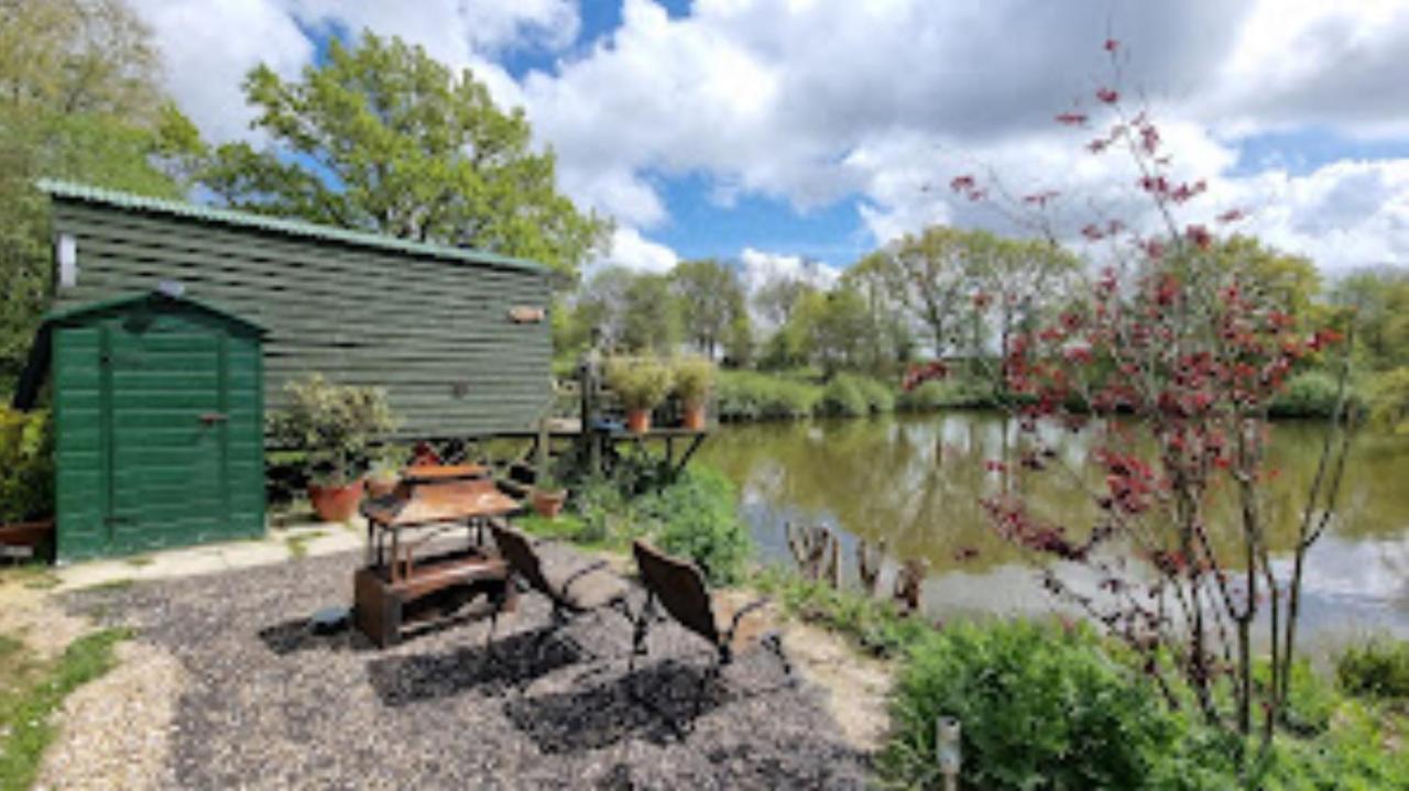 אוקפילד Snug & Secluded Lakeside Shepherds Hut 'Carp' מראה חיצוני תמונה