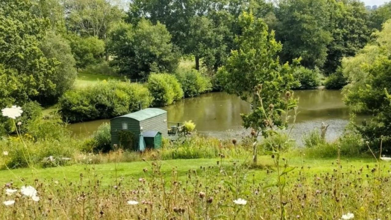 אוקפילד Snug & Secluded Lakeside Shepherds Hut 'Carp' מראה חיצוני תמונה