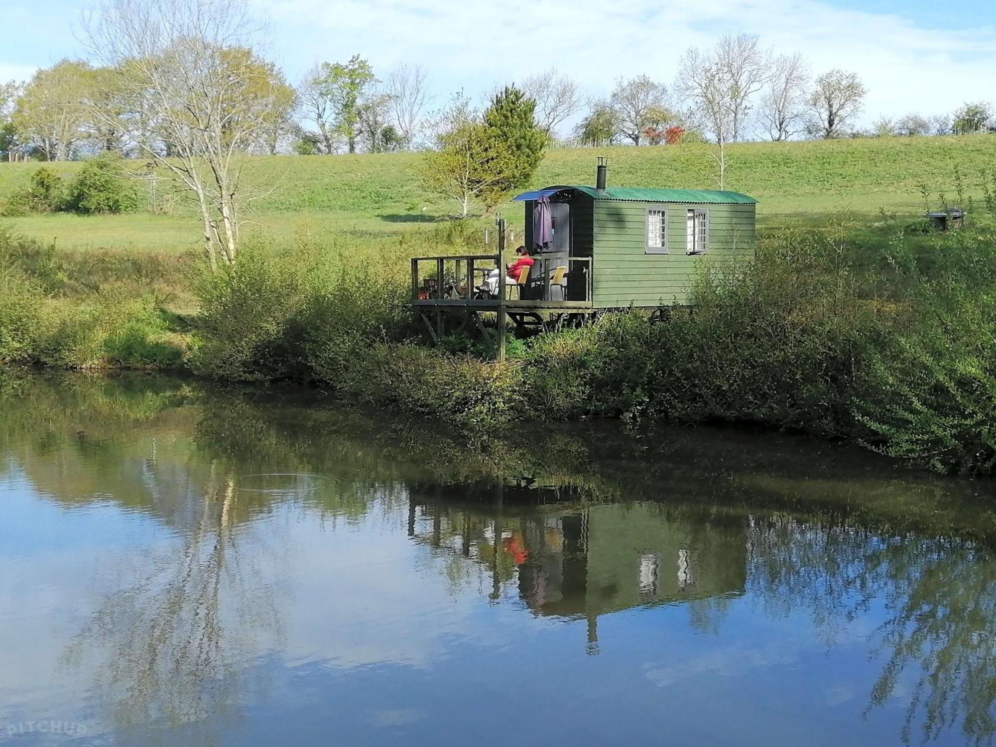 אוקפילד Snug & Secluded Lakeside Shepherds Hut 'Carp' מראה חיצוני תמונה