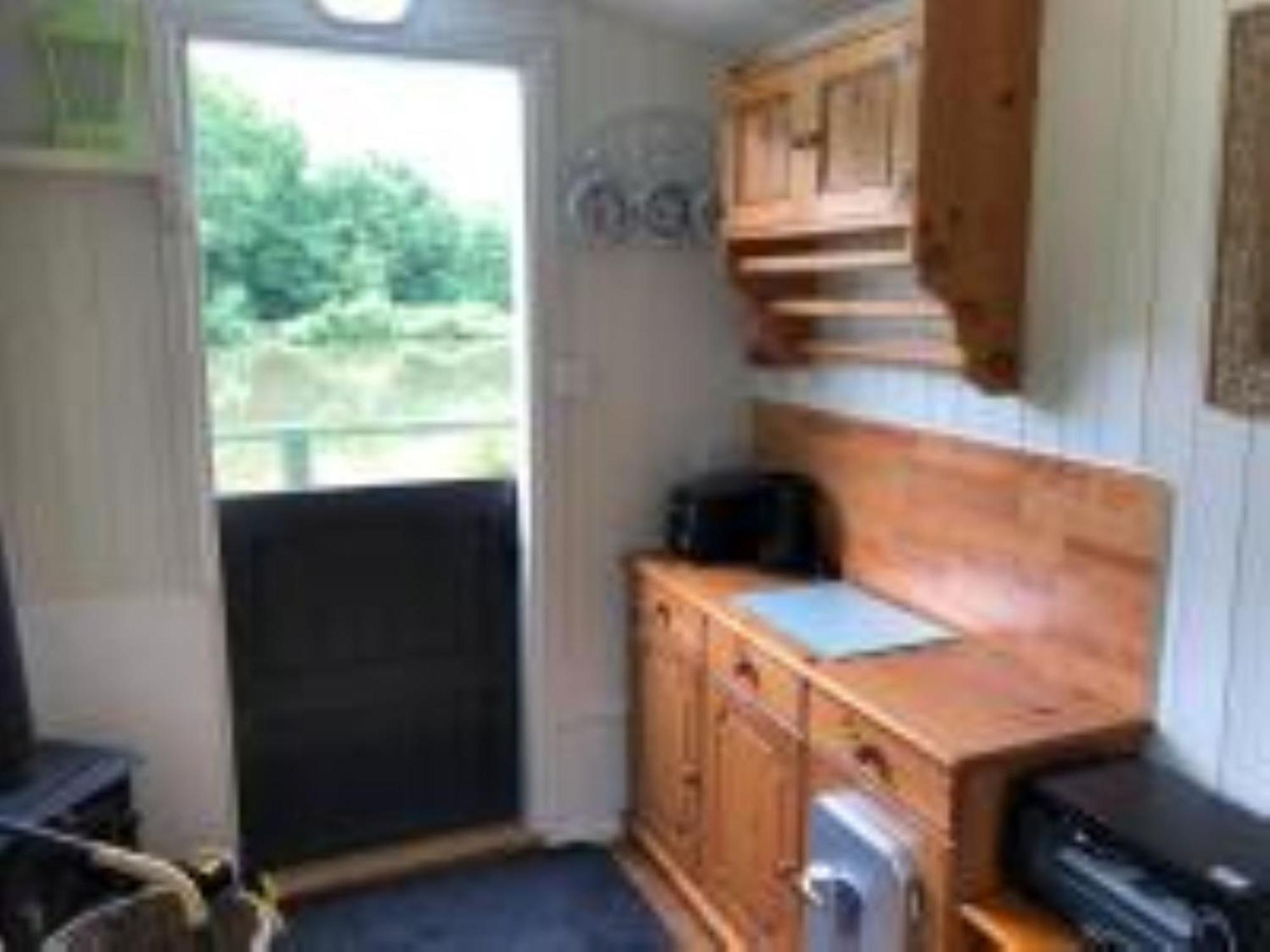 אוקפילד Snug & Secluded Lakeside Shepherds Hut 'Carp' מראה חיצוני תמונה