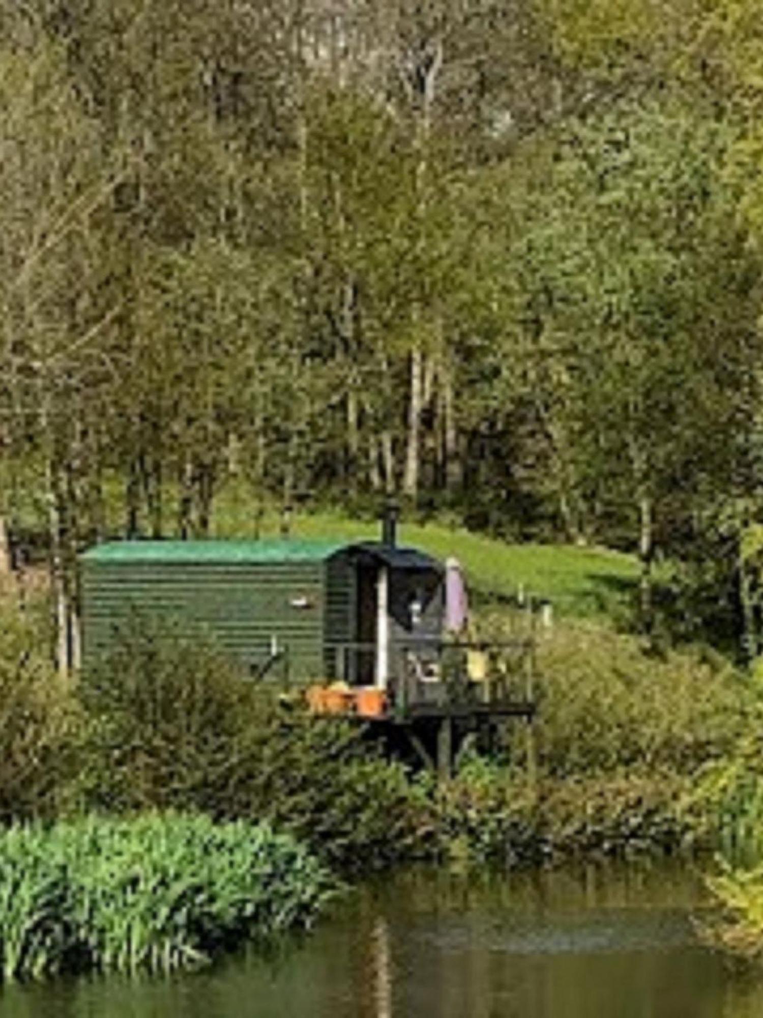אוקפילד Snug & Secluded Lakeside Shepherds Hut 'Carp' מראה חיצוני תמונה