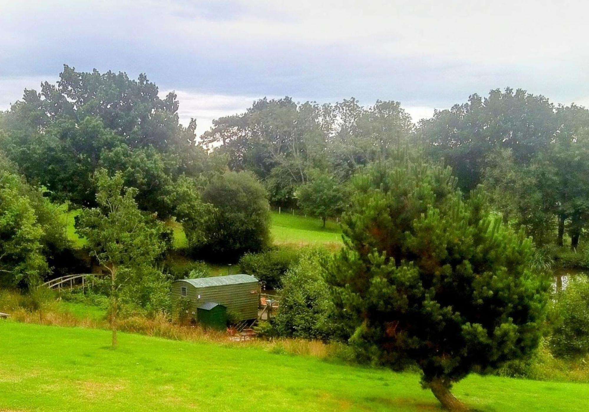 אוקפילד Snug & Secluded Lakeside Shepherds Hut 'Carp' מראה חיצוני תמונה
