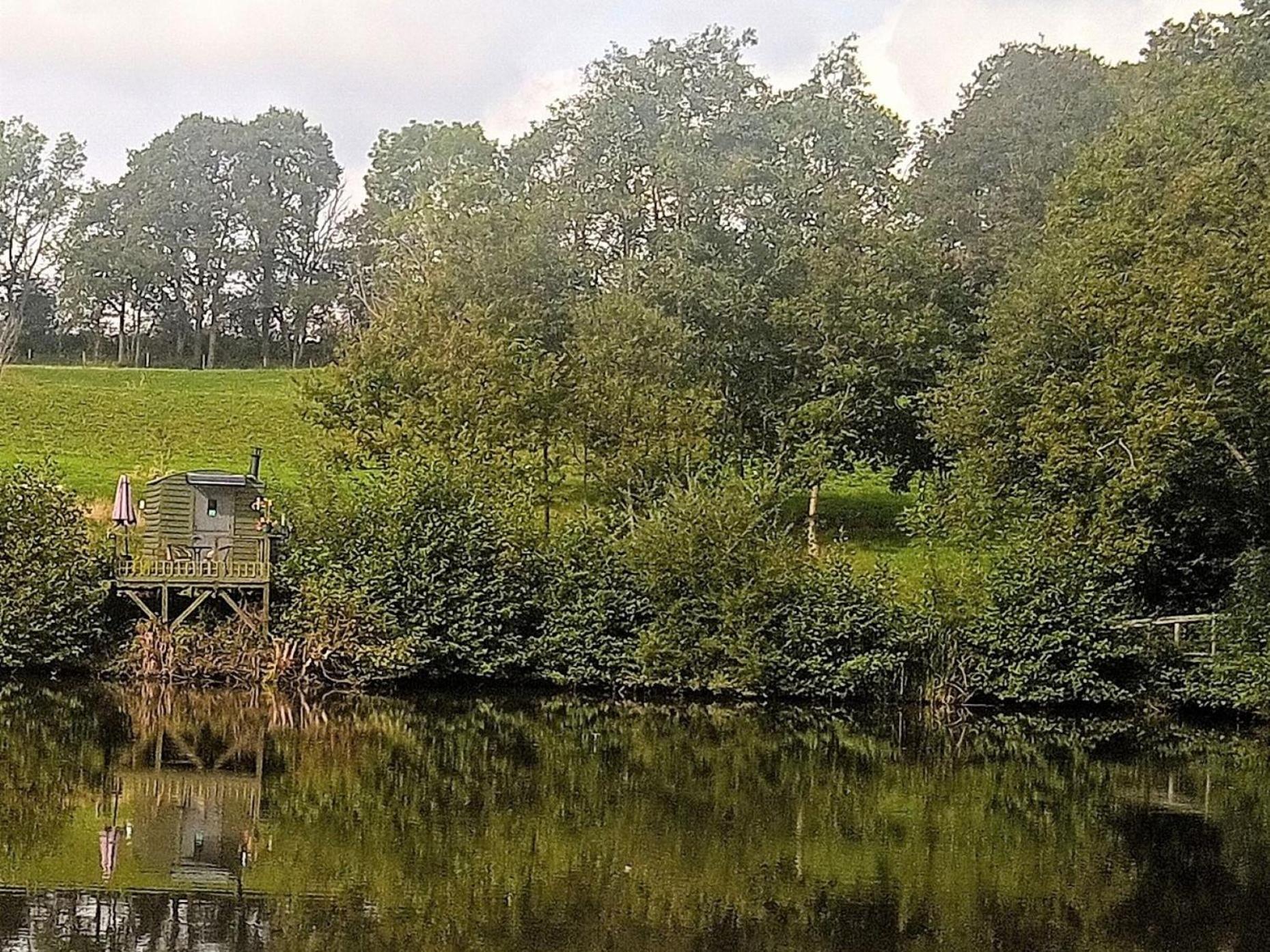 אוקפילד Snug & Secluded Lakeside Shepherds Hut 'Carp' מראה חיצוני תמונה